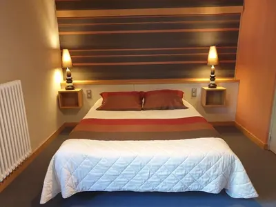 Un ou plusieurs lits dans un hébergement de l'établissement Logis Hôtel Restaurant & Spa les Remparts