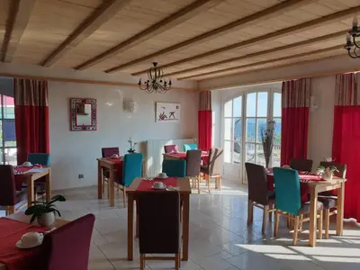 Coin salon dans l'établissement Logis Hôtel Restaurant & Spa les Remparts