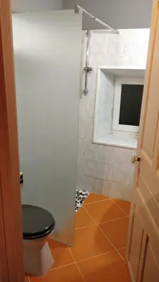 Salle de bains dans l'établissement Le Cayla