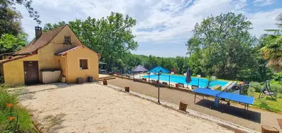 Piscine de l'établissement gîte le nieudegat chambre et table d'hôte piscine climatisation proche de Sarlat au coeur de la nature ou située à proximité