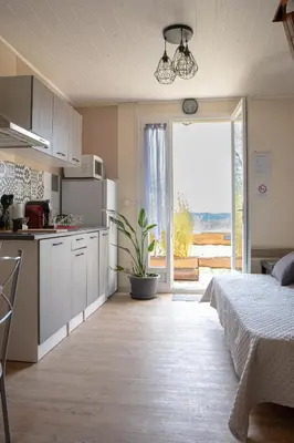 Cuisine ou kitchenette dans l'établissement gîte le nieudegat chambre et table d'hôte piscine climatisation proche de Sarlat au coeur de la nature