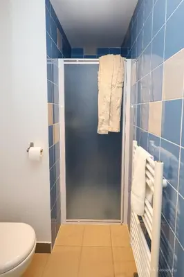 Salle de bains dans l'établissement Résidence Vacancéole - Le Domaine des Monédières