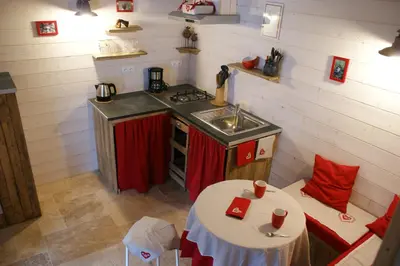 Cuisine ou kitchenette dans l'établissement Le p'tit gîte de Chomet