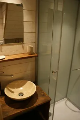 Salle de bains dans l'établissement Le p'tit gîte de Chomet