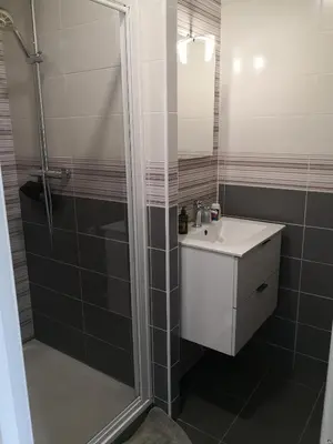 Salle de bains dans l'établissement La Ruche Cantalienne