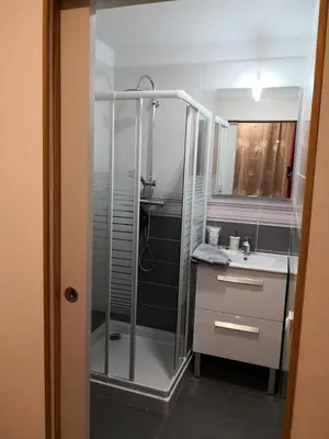 Salle de bains dans l'établissement La Ruche Cantalienne