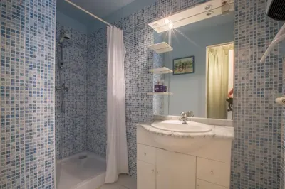 Salle de bains dans l'établissement Bellevue appartement