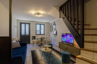 Télévision ou salle de divertissement dans l'établissement Maison de centre ville