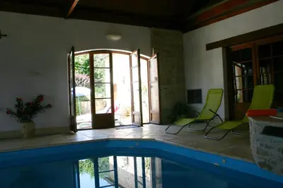 Piscine de l'établissement Hillside Park Dordogne ou située à proximité