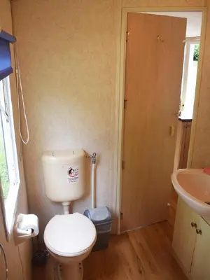 Salle de bains dans l'établissement Village de Chalets de Rocamadour