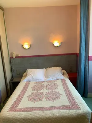 Un ou plusieurs lits dans un hébergement de l'établissement Hotel des voyageurs Chez Betty