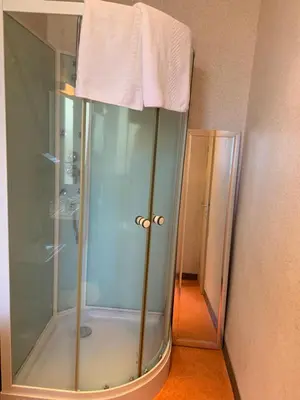Salle de bains dans l'établissement Hotel des voyageurs Chez Betty