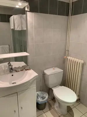 Salle de bains dans l'établissement Hotel des voyageurs Chez Betty