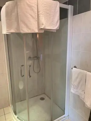 Salle de bains dans l'établissement Hotel des voyageurs Chez Betty
