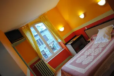 Un ou plusieurs lits dans un hébergement de l'établissement Hotel des voyageurs Chez Betty