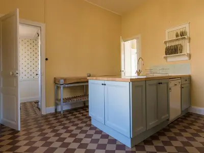 Cuisine ou kitchenette dans l'établissement Stylish Mansion in Savignac