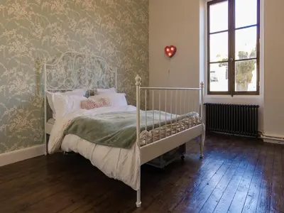 Un ou plusieurs lits dans un hébergement de l'établissement Stylish Mansion in Savignac