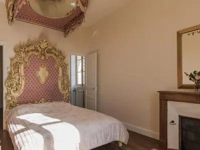 Un ou plusieurs lits dans un hébergement de l'établissement Stylish Mansion in Savignac