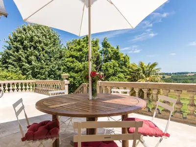 Balcon ou terrasse dans l'établissement Stylish Mansion in Savignac