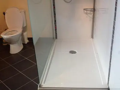 Salle de bains dans l'établissement Le rocher de bonnevie