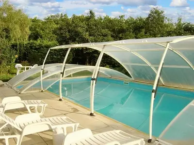 Piscine de l'établissement Charmante maison à Sarrazac avec piscine privée ou située à proximité