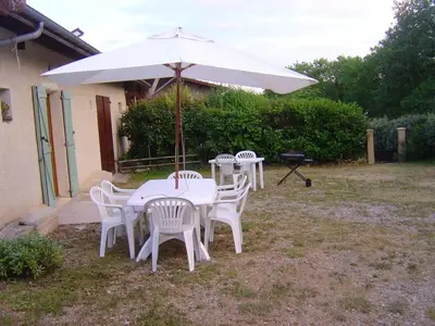 Jardin de l'établissement Charmante maison à Sarrazac avec piscine privée