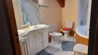 Salle de bains dans l'établissement Charmante maison à Sarrazac avec piscine privée