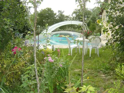 Piscine de l'établissement Charmante maison à Sarrazac avec piscine privée ou située à proximité