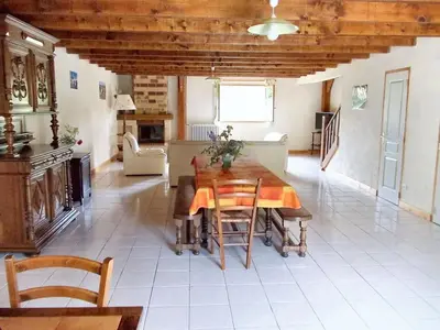 Cuisine ou kitchenette dans l'établissement Charmante maison à Sarrazac avec piscine privée