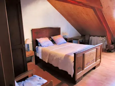 Un ou plusieurs lits dans un hébergement de l'établissement Charmante maison à Sarrazac avec piscine privée
