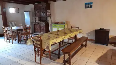Coin salon dans l'établissement Charmante maison à Sarrazac avec piscine privée