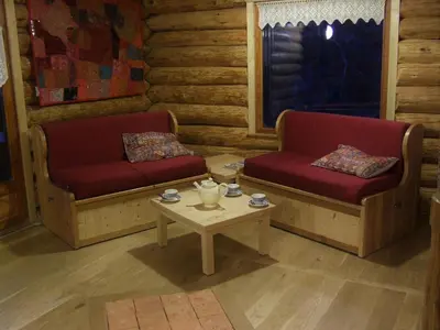 Coin salon dans l'établissement La cabane de Hans