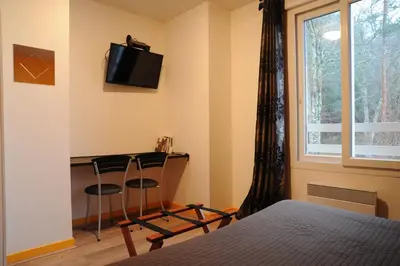 Télévision ou salle de divertissement dans l'établissement Hôtel du Lac