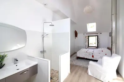 Un ou plusieurs lits dans un hébergement de l'établissement Maison confortable à Thégra avec grand jardin, idéale pour familles.
