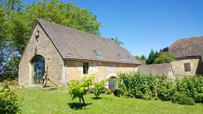 Jardin de l'établissement Maison confortable à Thégra avec grand jardin, idéale pour familles.