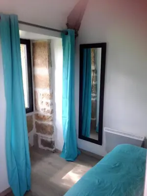 Un ou plusieurs lits dans un hébergement de l'établissement Maison confortable à Thégra avec grand jardin, idéale pour familles.