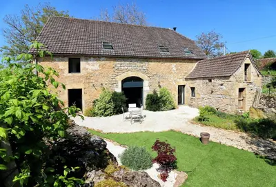 Jardin de l'établissement Maison confortable à Thégra avec grand jardin, idéale pour familles.
