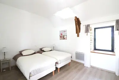 Un ou plusieurs lits dans un hébergement de l'établissement Maison confortable à Thégra avec grand jardin, idéale pour familles.