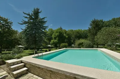 Piscine de l'établissement Le Prieuré La Ferme ou située à proximité