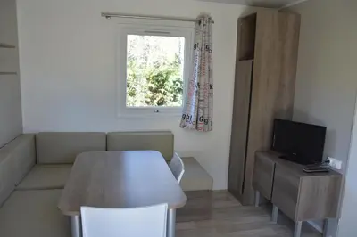 Télévision ou salle de divertissement dans l'établissement Domaine du Lac Chambon