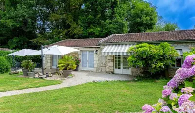 Jardin de l'établissement Le Prieuré Le Pavillon