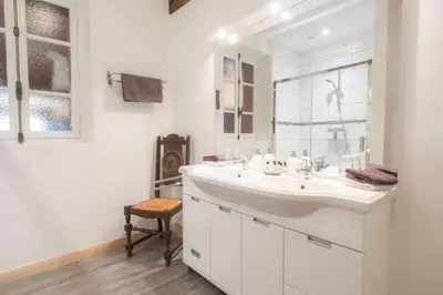 Salle de bains dans l'établissement Le Pont du Roy