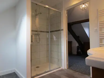 Salle de bains dans l'établissement Le Pont du Roy