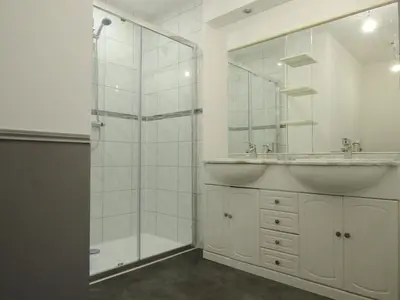 Salle de bains dans l'établissement Le Pont du Roy