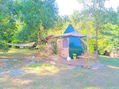 Jardin de l'établissement Logis hotel-restaurant les collines 59 route des crêtes