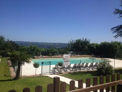 Piscine de l'établissement Logis hotel-restaurant les collines 59 route des crêtes ou située à proximité