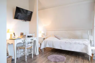 Un ou plusieurs lits dans un hébergement de l'établissement Logis hotel-restaurant les collines 59 route des crêtes