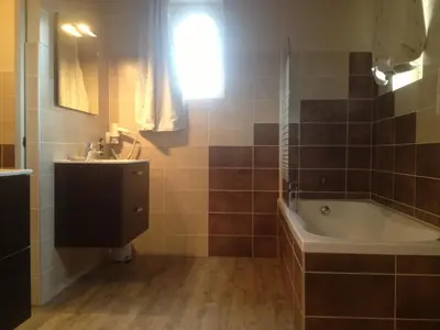 Salle de bains dans l'établissement Logis hotel-restaurant les collines 59 route des crêtes