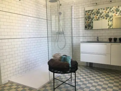 Salle de bains dans l'établissement Les Roches Bleues