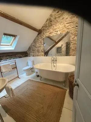 Salle de bains dans l'établissement Le Moulin des Farges